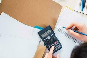 account Lavorando calcolatrice, bloc notes su tavolo nel ufficio. foto