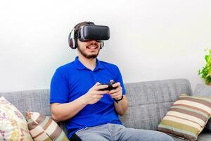 giovane uomo con virtuale la realtà cuffia siamo giocando gioco. foto