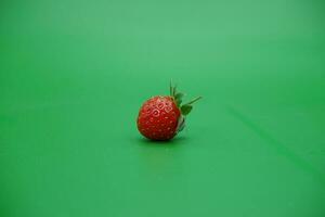 un' rosso fragola isolato su un' verde sfondo. foto