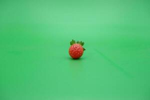 un' rosso fragola isolato su un' verde sfondo. foto