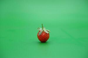 un' rosso fragola isolato su un' verde sfondo. foto