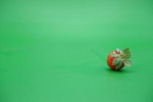 un' rosso fragola isolato su un' verde sfondo. foto