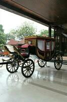 Giacarta, indonesia-23 aprile 2023 vecchio cavallo disegnato carrozza a partire dal il reale era foto