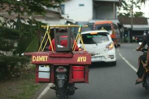 magelang , centrale Giava, Indonesia - giugno 21, 2023- il dawet ayu carrello usi un' motocicletta per ottenere intorno a. foto