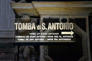 padova Italia- agosto 8, 2022 cartello di il tomba di santo Anthony dentro il basilica. padova, Italia foto