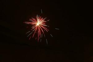 colorato rosso oro fuochi d'artificio nel il nero cielo foto