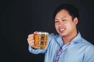 ritagliato primo piano di un uomo che beve birra a casa foto