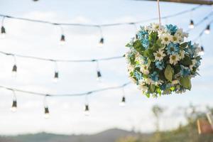 fondale di nozze con fiori e decorazioni nuziali foto