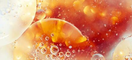 olio bolle vicino su. cerchi di acqua macro. astratto arancia e ardente rosso sfondo. bandiera foto