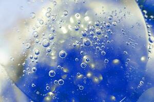 olio bolle vicino su. cerchi di acqua macro. astratto leggero blu sfondo foto