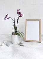 Primo piano di orchidea phalaenopsis viola in vaso e mock up frame poster