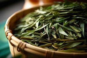 appena tagliare verde tè le foglie su un' di legno vassoio avvicinamento generativo ai foto