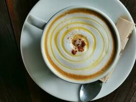 cappuccino caffè su di legno tavolo foto