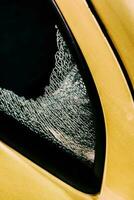 rotto auto finestra e Cracked bicchiere di un' automobile a seguire tentato furto foto