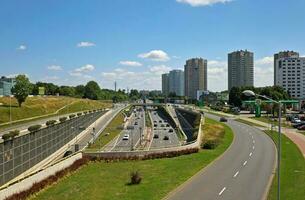 Katowice, Polonia, 2021 - Visualizza per valentego rozdzienskiego vicolo e il centrale autostrada, drogova trasa srednicowa. su il giusto lato situato il stelle alloggiamento tenuta osiedle gwiazdy foto