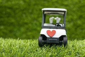 golf carrello è su verde erba con amore foto