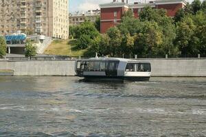 aquabus barca su moskva fiume. elettrico nave a Mosca pubblico trasporto. ecologico tecnologia. verde energia nel città percorso. quotidiano passeggeri traghetto servizio. Mosca, Russia - giugno 22, 2023. foto