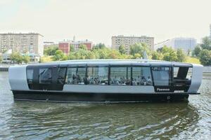 aquabus barca su moskva fiume. elettrico nave a Mosca pubblico trasporto. ecologico tecnologia. verde energia nel città percorso. quotidiano passeggeri traghetto servizio. Mosca, Russia - giugno 22, 2023. foto