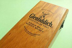 avvicinamento di di legno regalo scatola raro collezione glenfiddich singolo malto scotch Whisky su verde sfondo. popolare lusso alcolizzato bevanda di Scozia. Mosca, Russia - settembre 8, 2022 foto