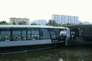 aquabus barca su moskva fiume. elettrico nave a Mosca pubblico trasporto. ecologico tecnologia. verde energia nel città percorso. quotidiano passeggeri traghetto servizio. Mosca, Russia - giugno 22, 2023. foto