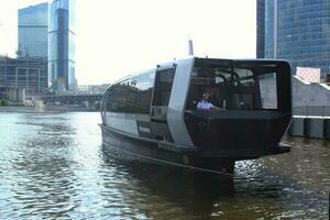 aquabus barca su moskva fiume. elettrico nave a Mosca pubblico trasporto. ecologico tecnologia. verde energia nel città percorso. quotidiano passeggeri traghetto servizio. Mosca, Russia - giugno 22, 2023. foto