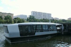 aquabus barca su moskva fiume. elettrico nave a Mosca pubblico trasporto. ecologico tecnologia. verde energia nel città percorso. quotidiano passeggeri traghetto servizio. Mosca, Russia - giugno 22, 2023. foto