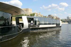 aquabus barca su moskva fiume. elettrico nave a Mosca pubblico trasporto. ecologico tecnologia. verde energia nel città percorso. quotidiano passeggeri traghetto servizio. Mosca, Russia - giugno 22, 2023. foto