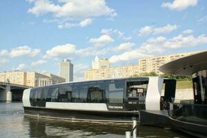 aquabus barca su moskva fiume. elettrico nave a Mosca pubblico trasporto. ecologico tecnologia. verde energia nel città percorso. quotidiano passeggeri traghetto servizio. Mosca, Russia - giugno 22, 2023. foto