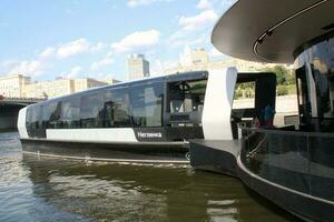 aquabus barca su moskva fiume. elettrico nave a Mosca pubblico trasporto. ecologico tecnologia. verde energia nel città percorso. quotidiano passeggeri traghetto servizio. Mosca, Russia - giugno 22, 2023. foto