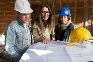 costruzione ingegnere e architetti Lavorando con il planimetria a il costruzione luogo. foto