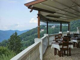 tavoli e sedie di un' ristorante impostato per un' Domenica pranzo su il ligure costa di varazze. durante il estate vacanze nel giugno 2023 foto