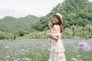 giovane donna con mazzo nel lavanda campo foto