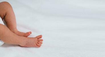 neonato bambino piedi su bianca lenzuolo. maternità e prima infanzia concetto. foto