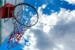 pallacanestro cerchio su blu cielo foto