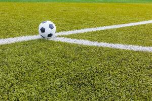 calcio palla ,calcio artificiale erba con bianca banda foto