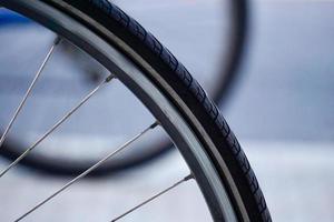 ruota di bicicletta sulla strada foto