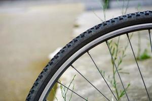 ruota di bicicletta sulla strada foto