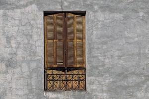 finestra sulla facciata grigia della casa foto