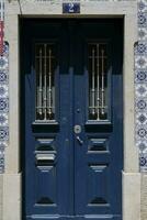 Esposto alle intemperie blu di legno porta nel Lisbona, Portogallo foto