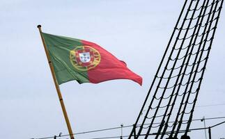 portoghese bandiera agitando nel il vento su un' nave nel Lisbona foto