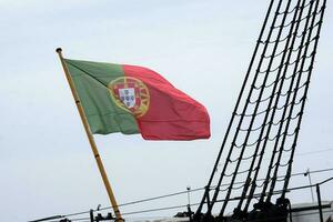 portoghese bandiera agitando nel il vento su un' nave nel Lisbona foto