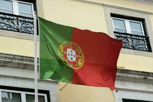 portoghese bandiera agitando nel il vento nel Lisbona foto