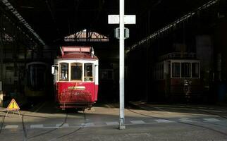 20 Maggio, 2023 - Lisbona, Portogallo - un' tradizionale tram carro in attesa nel il ombra di il stazione a il fine di il giorno. foto
