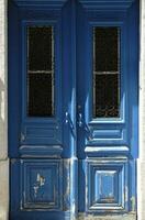 Esposto alle intemperie blu di legno porta nel Lisbona, Portogallo foto