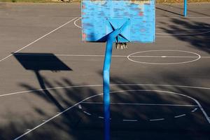 vecchio canestro da basket di strada foto