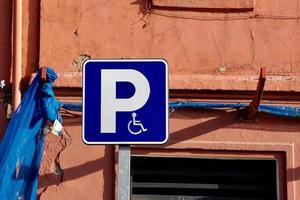 segnale stradale per sedia a rotelle sulla strada foto