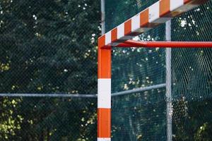 vecchia porta da calcio di strada abbandonata foto