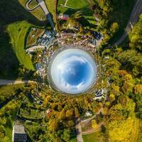 blu sfera dentro prospiciente vecchio cittadina, urbano sviluppo, storico edifici e incrocio stradale. trasformazione di sferico 360 panorama nel astratto aereo Visualizza. foto