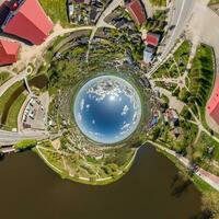 blu sfera dentro prospiciente vecchio cittadina, urbano sviluppo, storico edifici e incrocio stradale. trasformazione di sferico 360 panorama nel astratto aereo Visualizza. foto