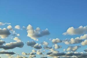 terra giorno concetto. blu cielo e bianca nuvole, creare ai foto